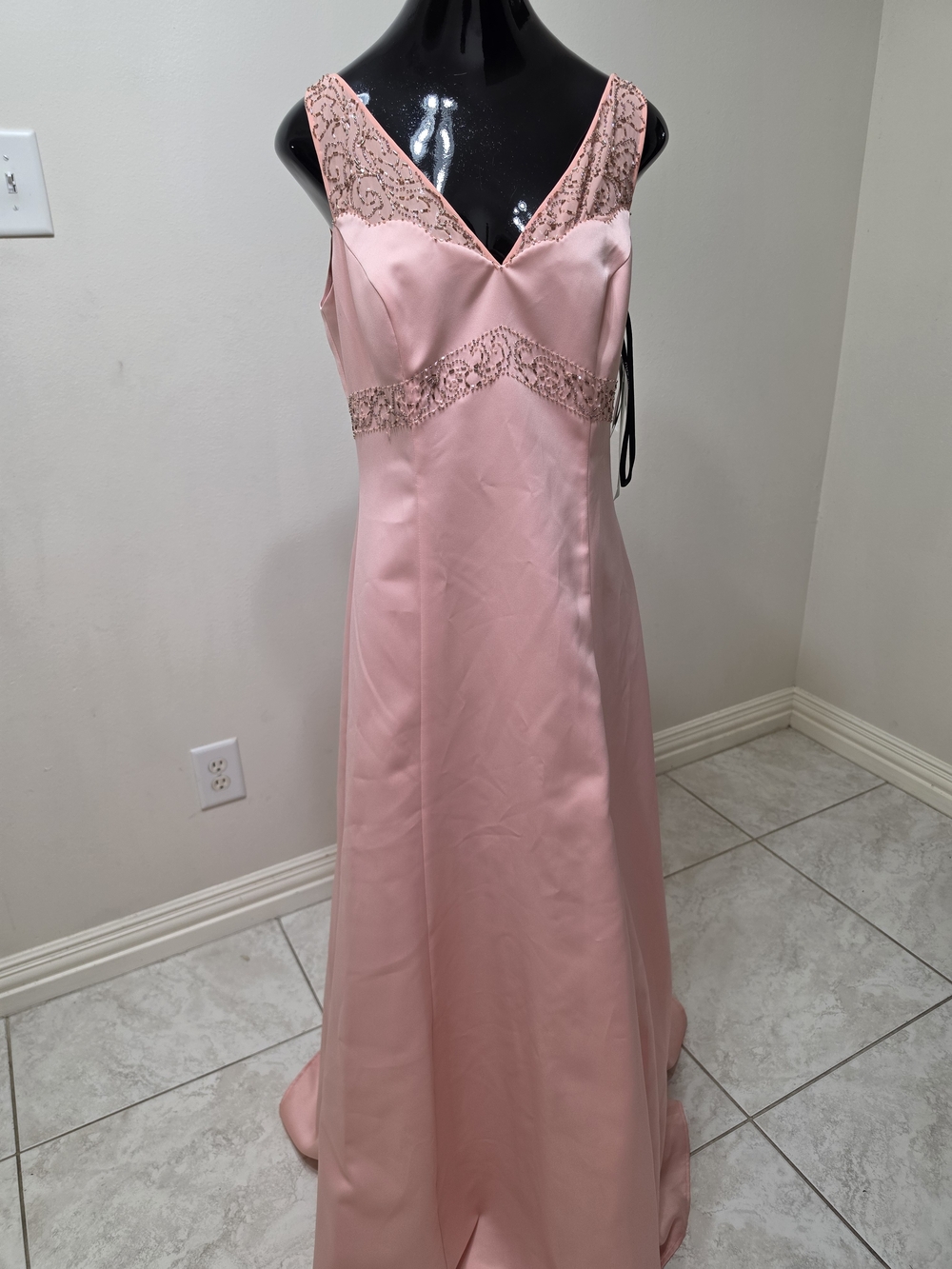 DE LARU - Elegant Pink/ Peach Satin Lace-Trim Evening Gown